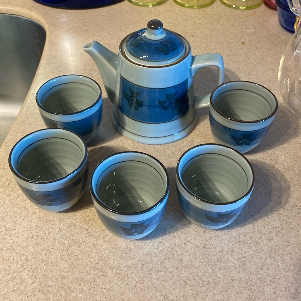Asian style teapot and 5 small cups. NWOT. TEAPOT COMES WITH STRAINER. 5.75in